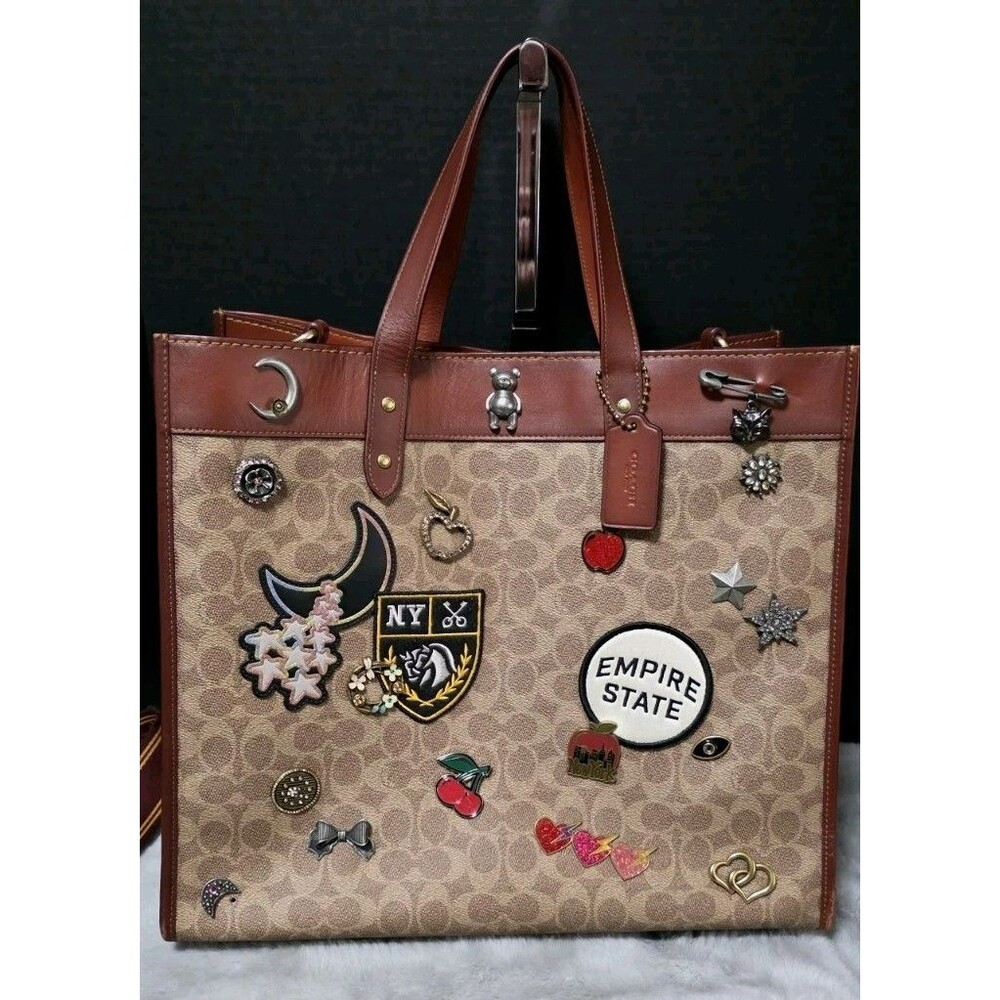 COACH Souvenir Pin Field Tote 40